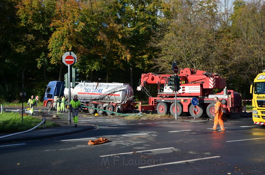 VU Tanklastzug umgestuerzt Huerth Industriestr P456.JPG